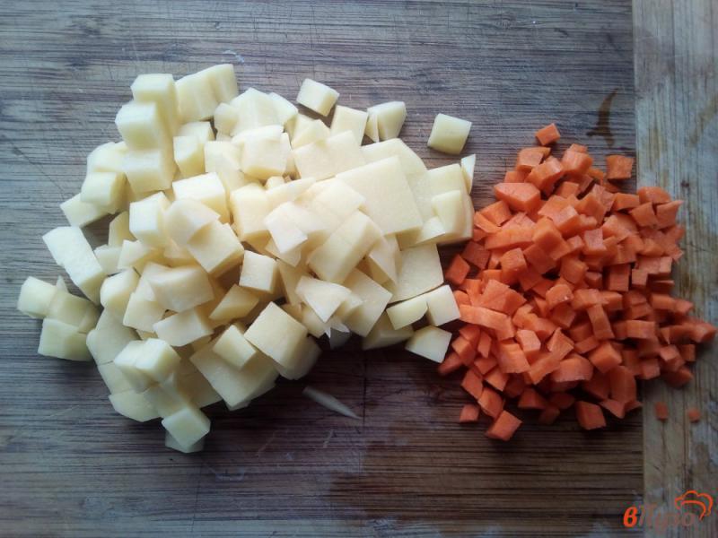 Фото приготовление рецепта: Куриный суп с сырными галушками шаг №3