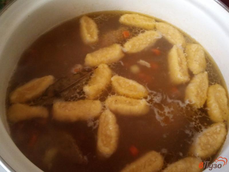 Фото приготовление рецепта: Куриный суп с сырными галушками шаг №8