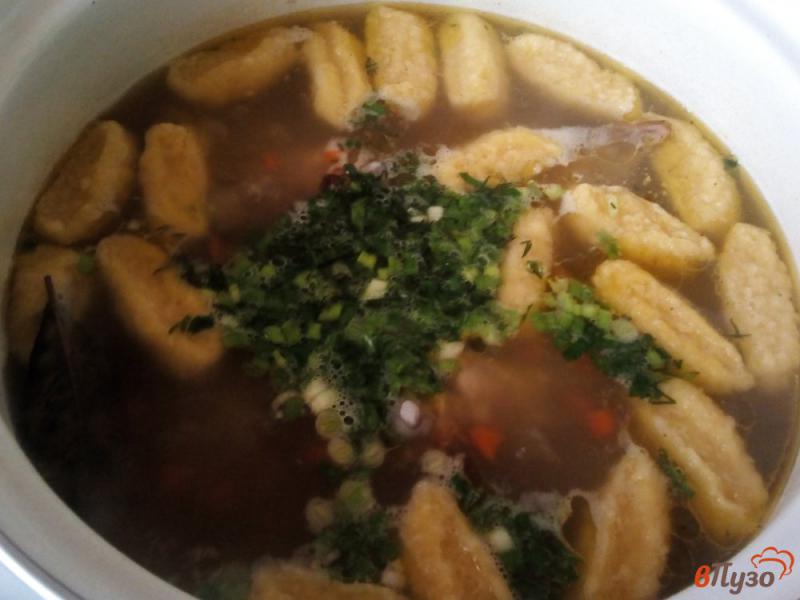 Фото приготовление рецепта: Куриный суп с сырными галушками шаг №9