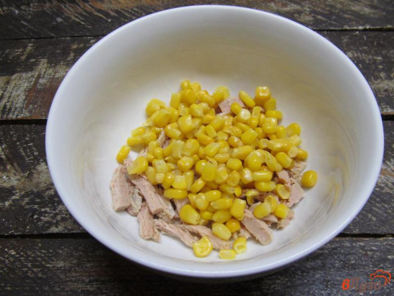 Фото приготовление рецепта: Салат из мяса с кукурузой и соленым огурцом шаг №4