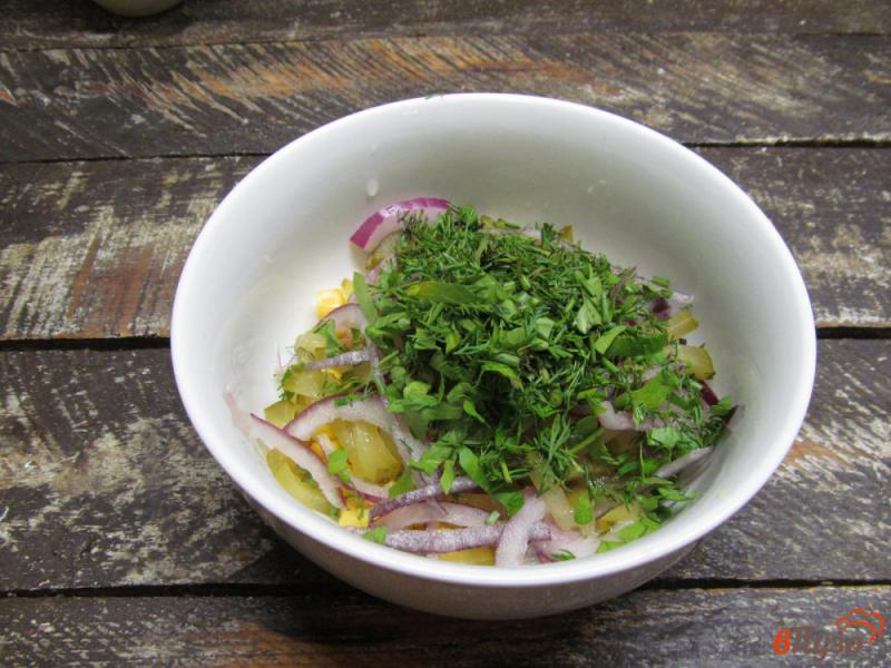 Фото приготовление рецепта: Салат из мяса с кукурузой и соленым огурцом шаг №7