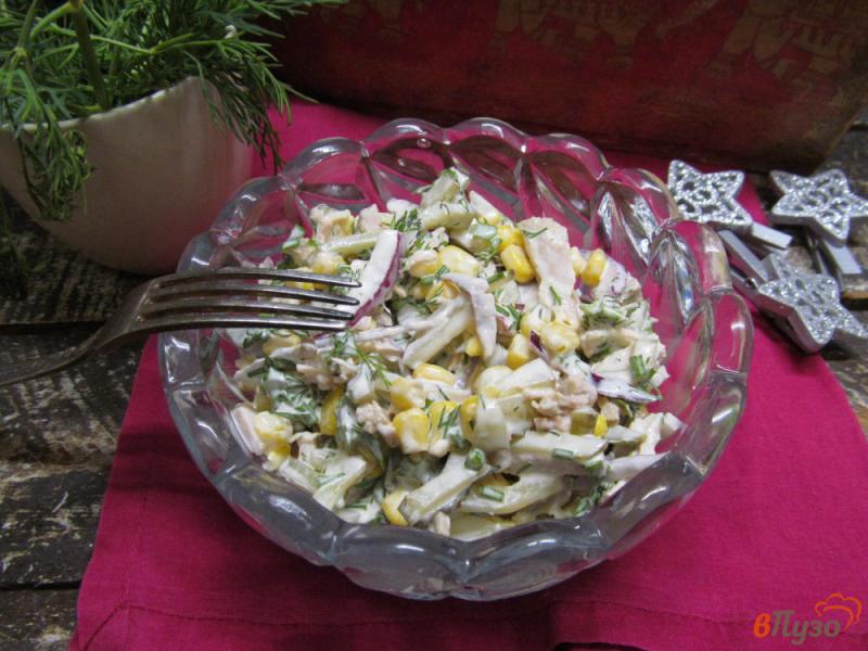 Фото приготовление рецепта: Салат из мяса с кукурузой и соленым огурцом шаг №9