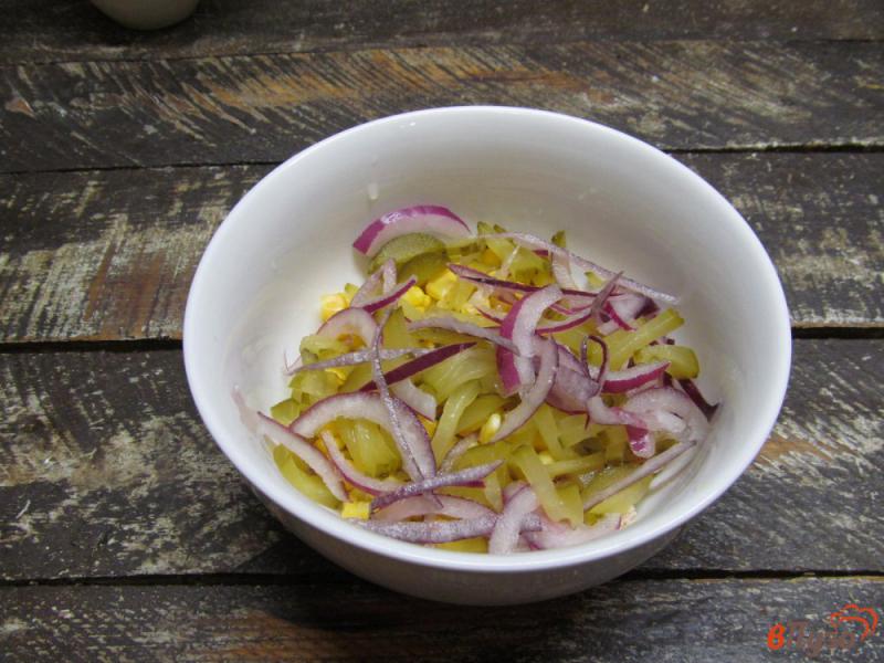 Фото приготовление рецепта: Салат из мяса с кукурузой и соленым огурцом шаг №6