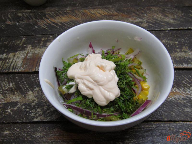 Фото приготовление рецепта: Салат из мяса с кукурузой и соленым огурцом шаг №8