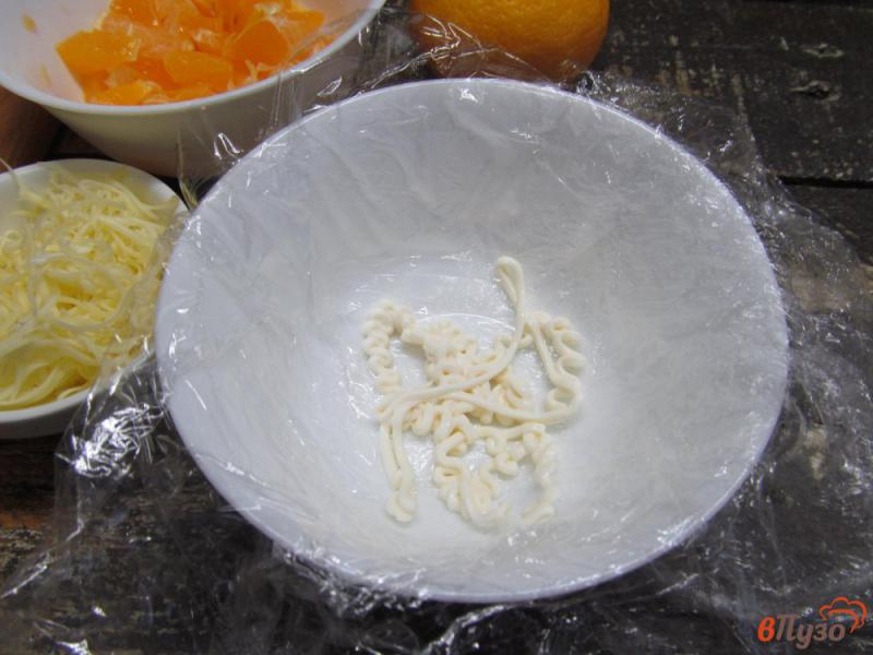 Фото приготовление рецепта: Мандариновый салат с сыром шаг №4