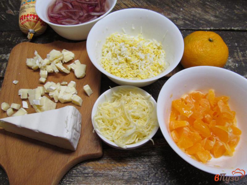 Фото приготовление рецепта: Мандариновый салат с сыром шаг №3