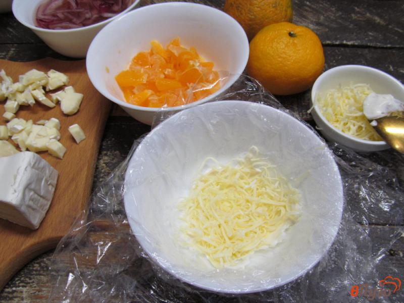 Фото приготовление рецепта: Мандариновый салат с сыром шаг №5