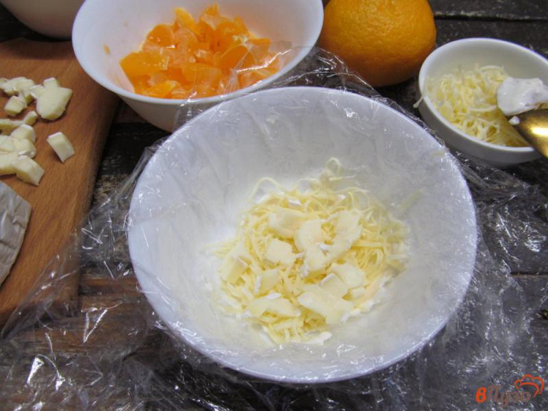 Фото приготовление рецепта: Мандариновый салат с сыром шаг №6