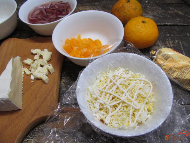 Фото приготовление рецепта: Мандариновый салат с сыром шаг №8