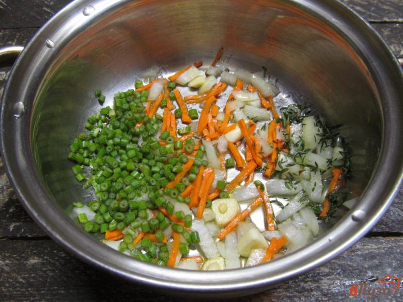 Фото приготовление рецепта: Грибной суп с рисом и шпинатом шаг №2
