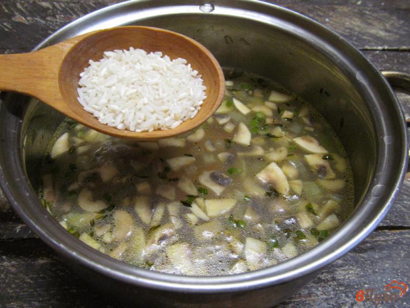 Фото приготовление рецепта: Грибной суп с рисом и шпинатом шаг №4