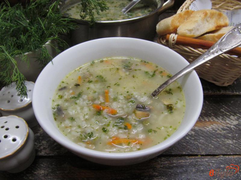 Фото приготовление рецепта: Грибной суп с рисом и шпинатом шаг №7