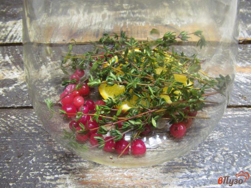Фото приготовление рецепта: Чай из тимьяна с клюквой и апельсином шаг №3