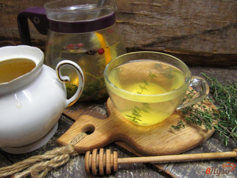 Фото приготовление рецепта: Чай из тимьяна с клюквой и апельсином шаг №6