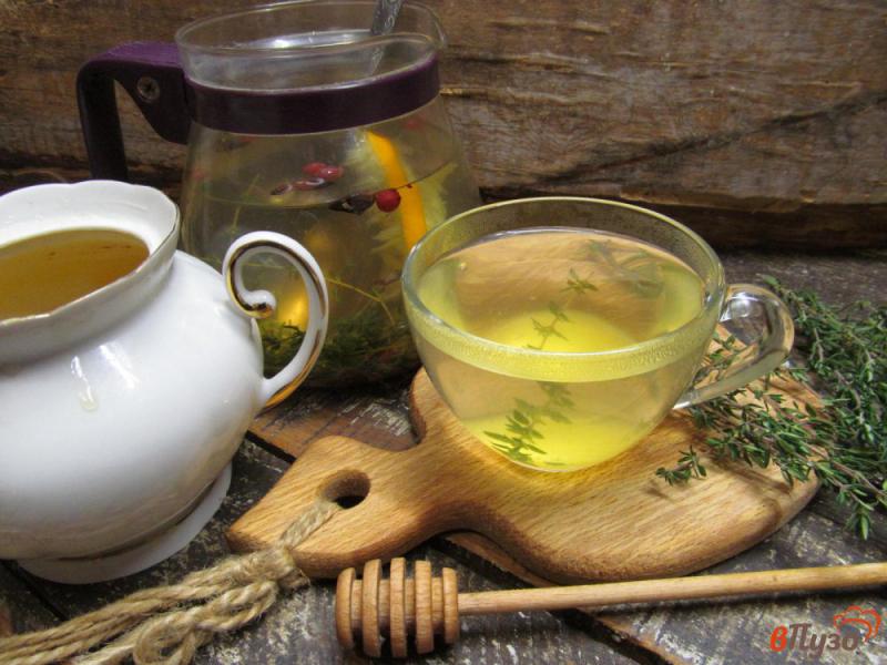 Фото приготовление рецепта: Чай из тимьяна с клюквой и апельсином шаг №5