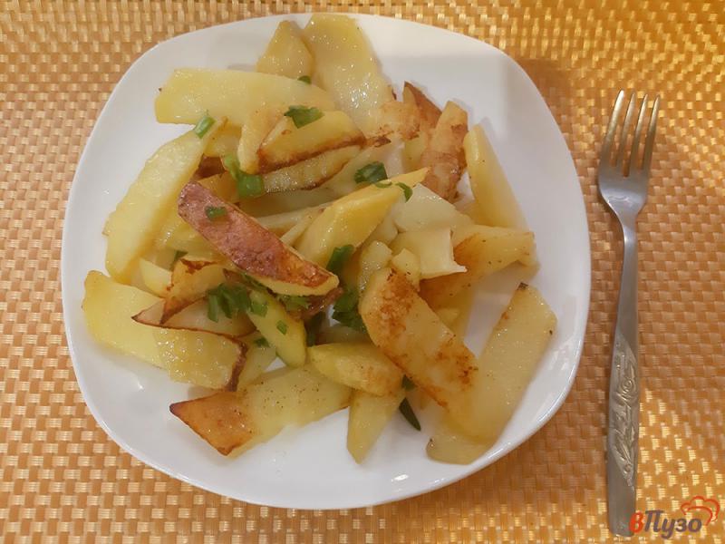 Фото приготовление рецепта: Картофель жареный с зеленым луком шаг №5