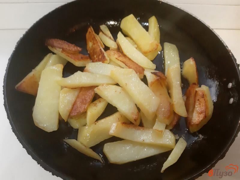 Фото приготовление рецепта: Картофель жареный с зеленым луком шаг №3