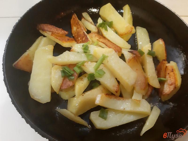 Фото приготовление рецепта: Картофель жареный с зеленым луком шаг №4