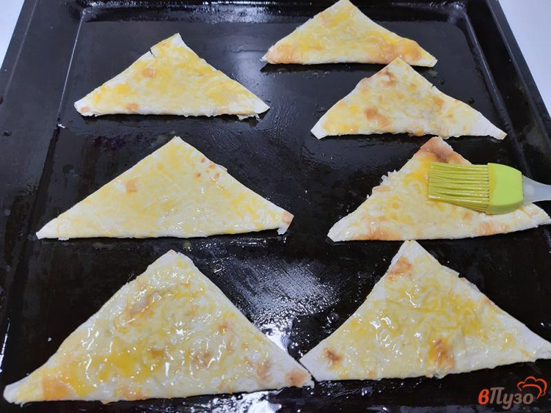 Фото приготовление рецепта: Треугольники из лаваша с фаршем и сыром в духовке шаг №6