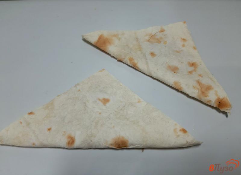 Фото приготовление рецепта: Треугольники из лаваша с фаршем и сыром в духовке шаг №4