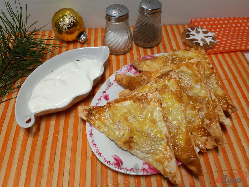 Фото приготовление рецепта: Треугольники из лаваша с фаршем и сыром в духовке шаг №8