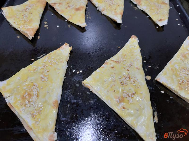 Фото приготовление рецепта: Треугольники из лаваша с фаршем и сыром в духовке шаг №7