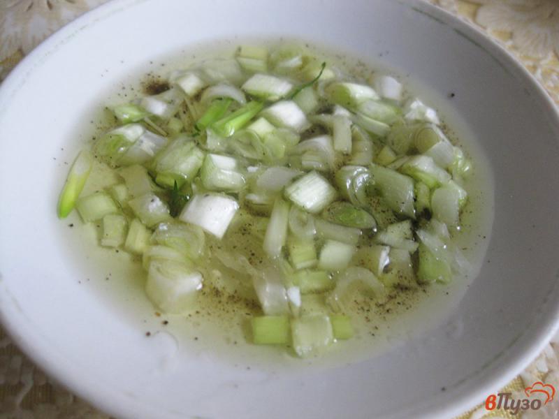 Фото приготовление рецепта: Салат с маринованными грибами и маслинами шаг №3