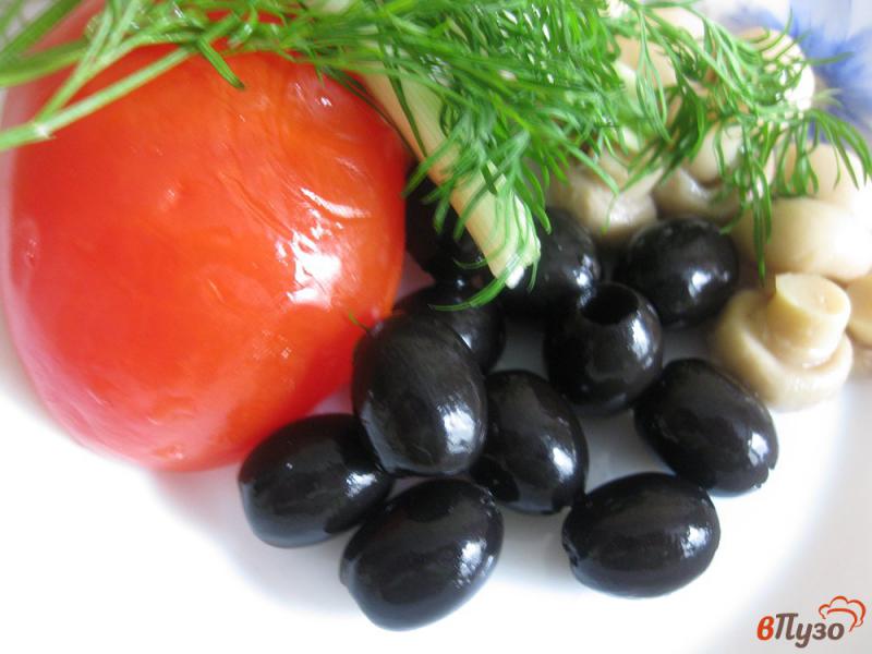 Фото приготовление рецепта: Салат с маринованными грибами и маслинами шаг №1