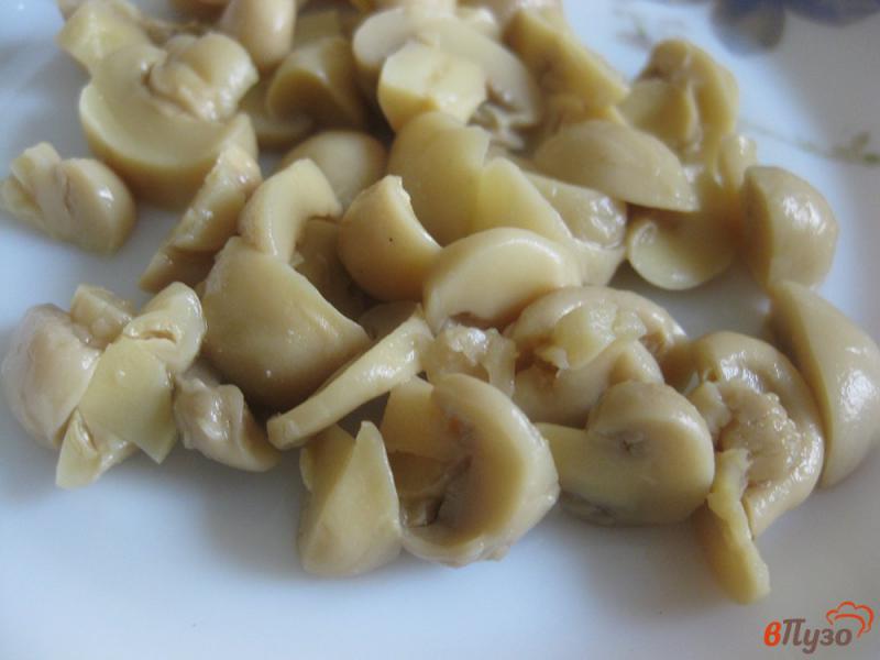 Фото приготовление рецепта: Салат с маринованными грибами и маслинами шаг №2