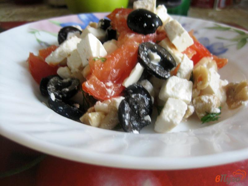 Фото приготовление рецепта: Салат с маринованными грибами и маслинами шаг №6