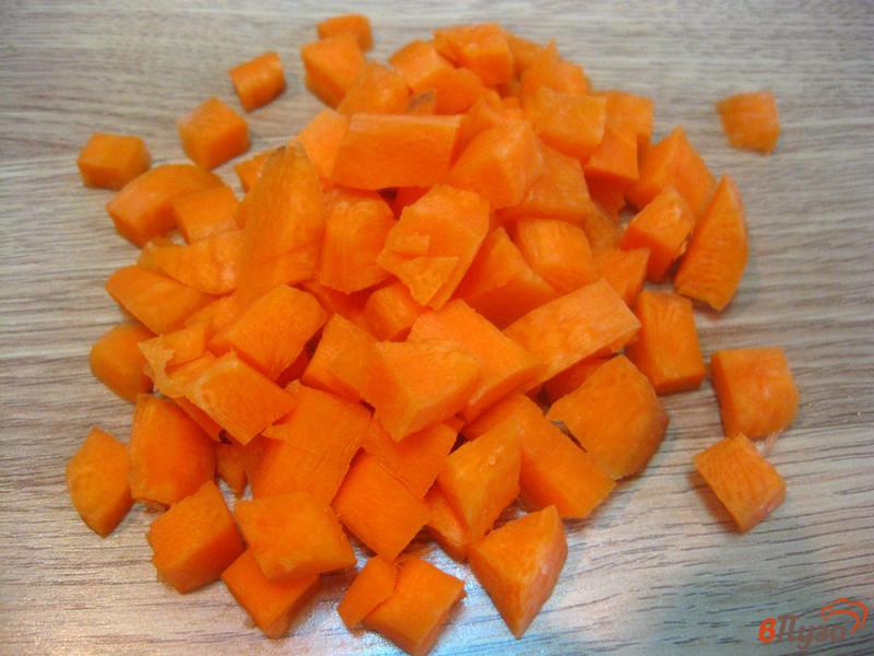 Фото приготовление рецепта: Скумбрия запеченная с морковью шаг №2