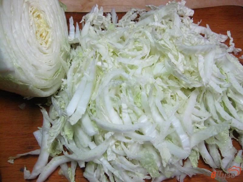 Фото приготовление рецепта: Салат из пекинской капусты с заправкой из соевого соуса шаг №3