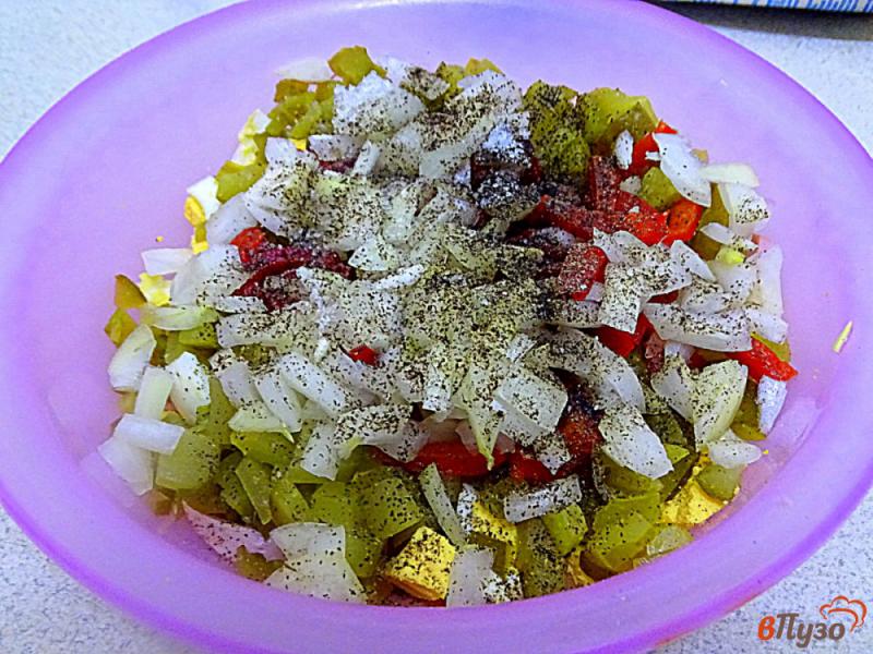 Фото приготовление рецепта: Салат с колбасой и огурцом шаг №6