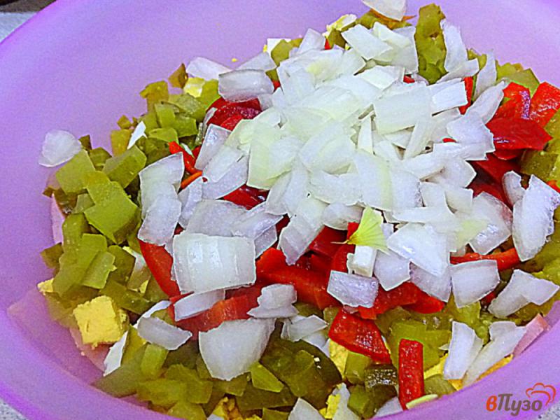 Фото приготовление рецепта: Салат с колбасой и огурцом шаг №5