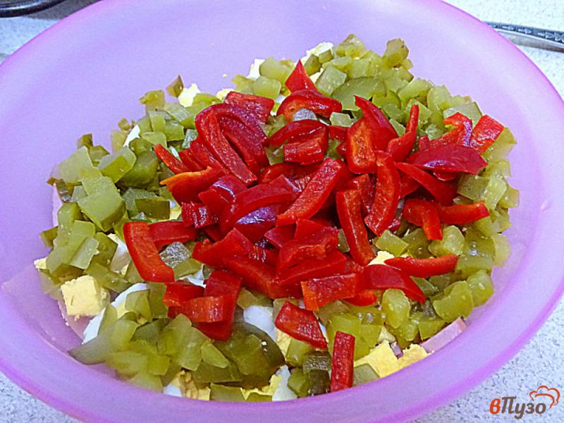 Фото приготовление рецепта: Салат с колбасой и огурцом шаг №4