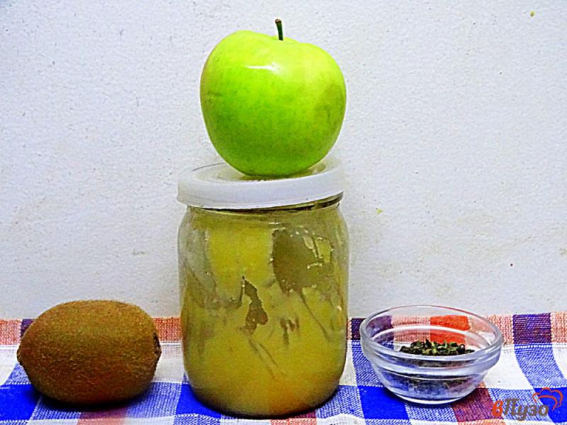 Фото приготовление рецепта: Зелёный час с киви и яблоком шаг №1
