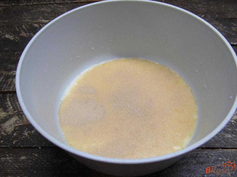 Фото приготовление рецепта: Сдобный белый хлеб с рисовой мукой и кунжутом на молоке и яйцах шаг №2