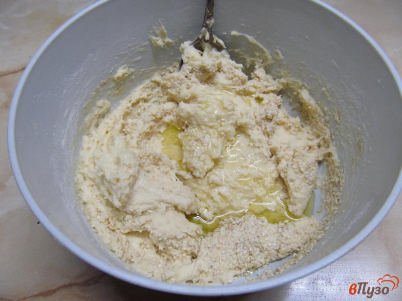 Фото приготовление рецепта: Сдобный белый хлеб с рисовой мукой и кунжутом на молоке и яйцах шаг №5