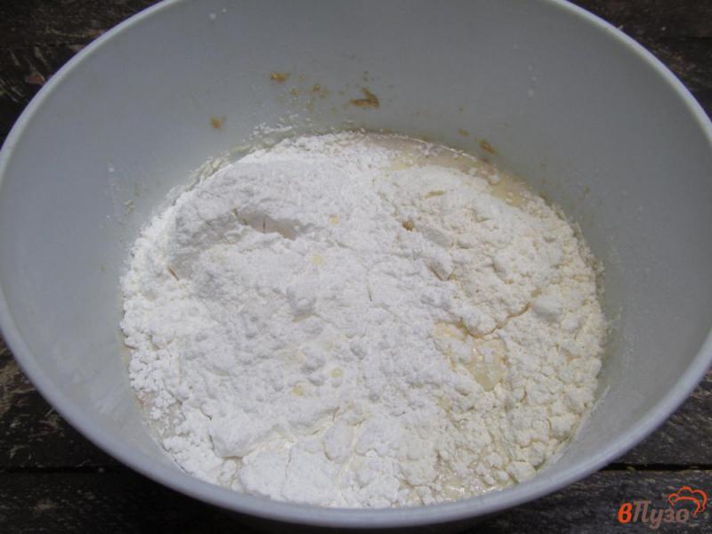 Фото приготовление рецепта: Сдобный белый хлеб с рисовой мукой и кунжутом на молоке и яйцах шаг №3
