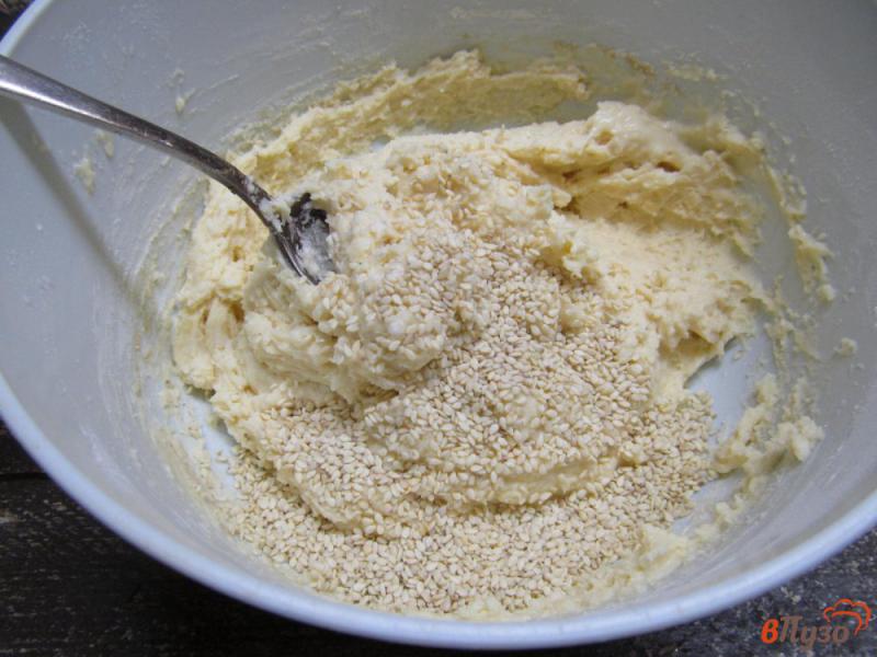 Фото приготовление рецепта: Сдобный белый хлеб с рисовой мукой и кунжутом на молоке и яйцах шаг №4