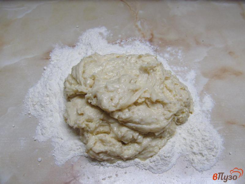 Фото приготовление рецепта: Сдобный белый хлеб с рисовой мукой и кунжутом на молоке и яйцах шаг №6