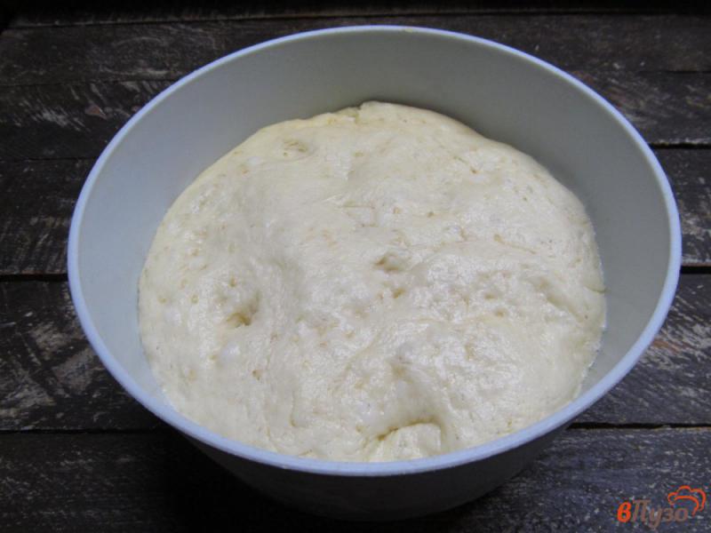 Фото приготовление рецепта: Сдобный белый хлеб с рисовой мукой и кунжутом на молоке и яйцах шаг №7