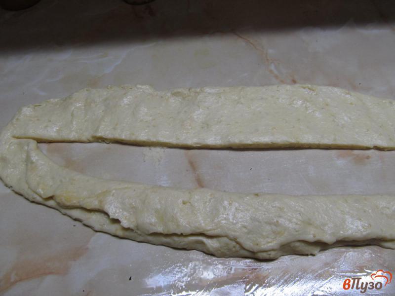 Фото приготовление рецепта: Сдобный белый хлеб с рисовой мукой и кунжутом на молоке и яйцах шаг №8