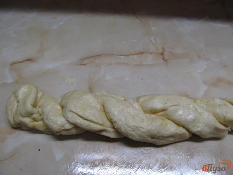 Фото приготовление рецепта: Сдобный белый хлеб с рисовой мукой и кунжутом на молоке и яйцах шаг №9
