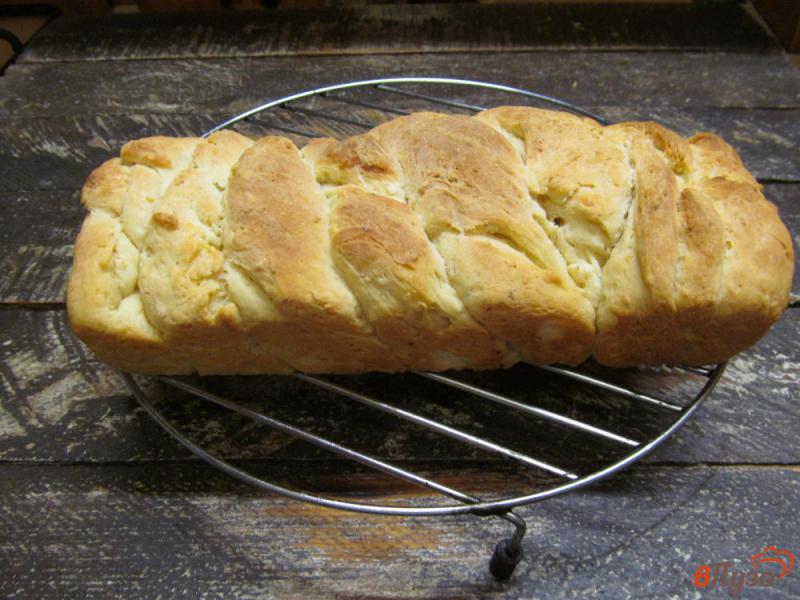 Фото приготовление рецепта: Сдобный белый хлеб с рисовой мукой и кунжутом на молоке и яйцах шаг №12