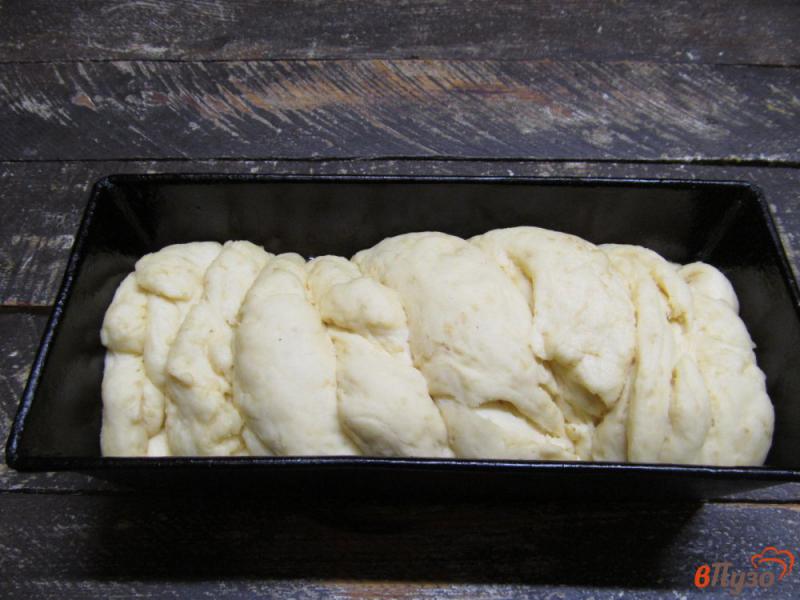 Фото приготовление рецепта: Сдобный белый хлеб с рисовой мукой и кунжутом на молоке и яйцах шаг №11