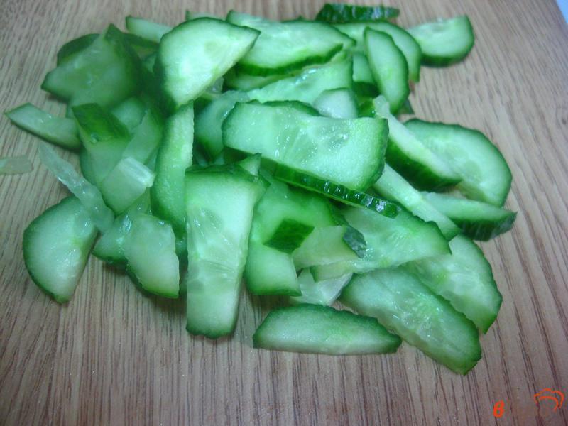 Фото приготовление рецепта: Салат из пекинской капусты с копченым сыром и маслинами шаг №2