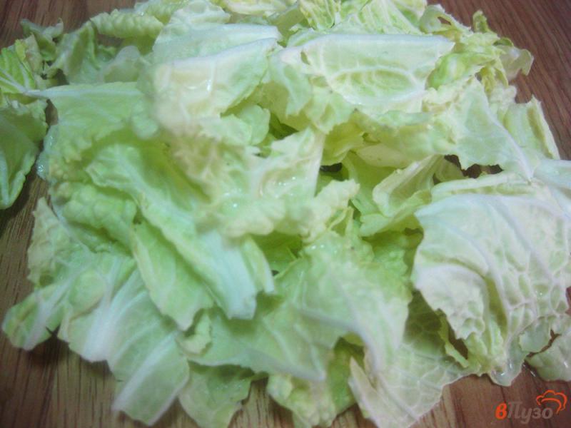Фото приготовление рецепта: Салат из пекинской капусты с копченым сыром и маслинами шаг №4