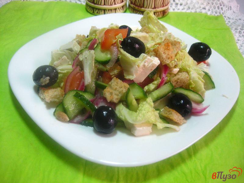 Фото приготовление рецепта: Салат из пекинской капусты с копченым сыром и маслинами шаг №7