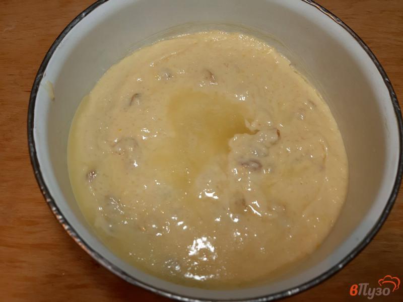 Фото приготовление рецепта: Кексы с изюмом на кефире шаг №2